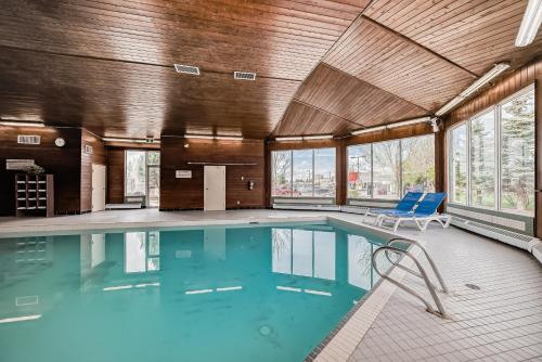 Piscine de l'établissement Stony Plain Inn & Suites ou située à proximité