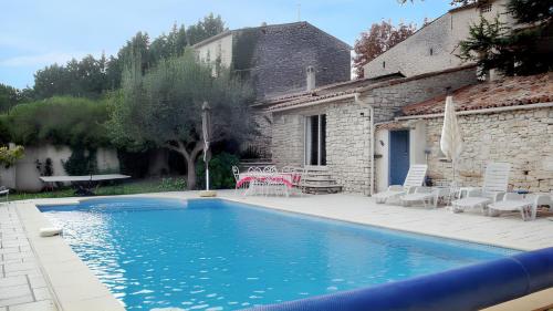una piscina frente a una casa en Villa charmante à Dauphin avec piscine privée, en Dauphin