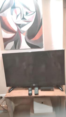 Televisyen dan/atau pusat hiburan di Studio confortable à Taninges, 25 m² avec vue sur jardin