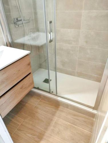 une salle de bain avec douche et lavabo dans l'établissement Studio cosy à Saint-Cyprien, vue mer, 22 m², à Saint-Cyprien