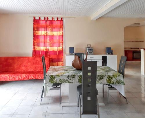 Χώρος καθιστικού στο Appartement spacieux au Vauclin de 150 m² avec vue montagne