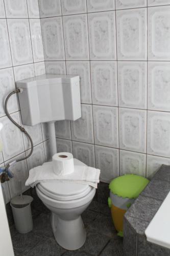 a bathroom with a toilet with two rolls of toilet paper at VILA SOFi in Néa Karyá
