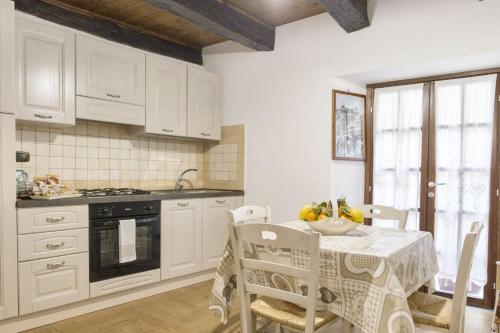 Kuchyň nebo kuchyňský kout v ubytování Modern Apartment near Arce City Centre, 62 m², Parking