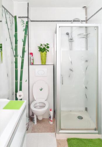 une salle de bain blanche avec toilettes et douche dans l'établissement Maison charmante à Monteux avec jardin et équipements complets, à Monteux