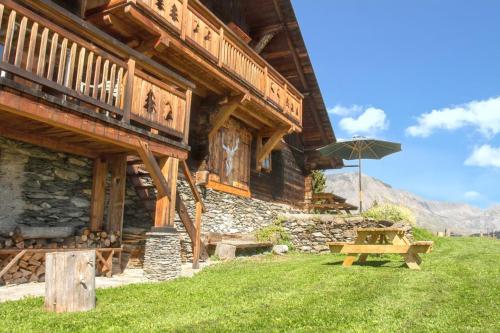 Chalet spacieux à Saint-Nicolas-la-Chapelle avec cheminée