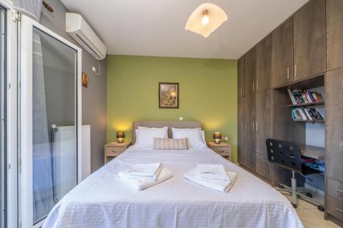 a bedroom with a large bed with white sheets at Villa Aurora in Grizáta