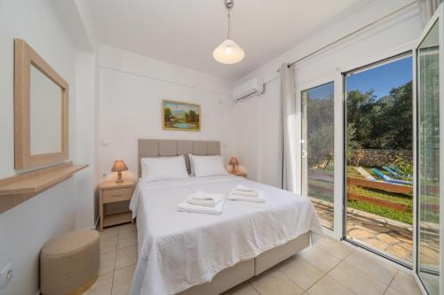 a bedroom with a bed and a large window at Villa Aurora in Grizáta
