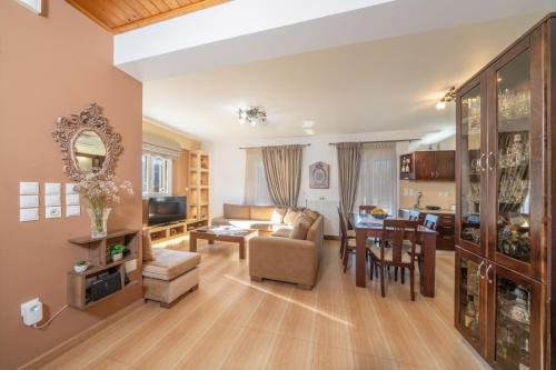 a living room with a couch and a dining room at Villa Aurora in Grizáta