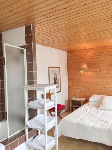 une chambre avec un lit et une table dans une pièce dans l'établissement Appartement charmant avec vue sur la mer à Granville - 55 m², à Granville