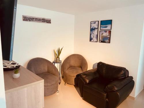 a living room with two chairs and a couch at Apartamento Exclusivo - Caribe Campestre Coveñas in Coveñas