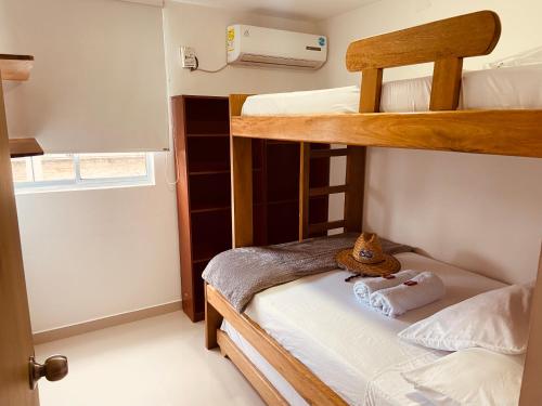 a bedroom with two bunk beds in a room at Apartamento Exclusivo - Caribe Campestre Coveñas in Coveñas