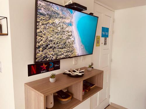 a flat screen tv hanging on a wall in a room at Apartamento Exclusivo - Caribe Campestre Coveñas in Coveñas