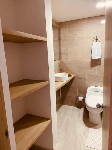 a bathroom with a toilet and a sink at Apartamento Exclusivo - Caribe Campestre Coveñas in Coveñas
