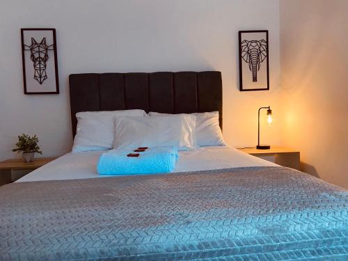 a bedroom with a large bed with a blue comforter at Apartamento Exclusivo - Caribe Campestre Coveñas in Coveñas