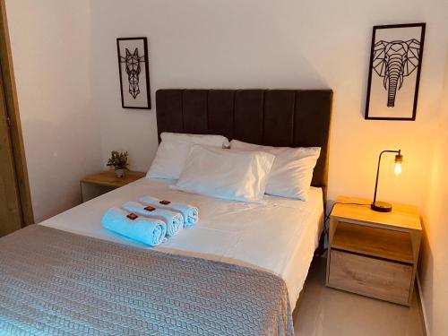 a bedroom with a bed with two towels on it at Apartamento Exclusivo - Caribe Campestre Coveñas in Coveñas