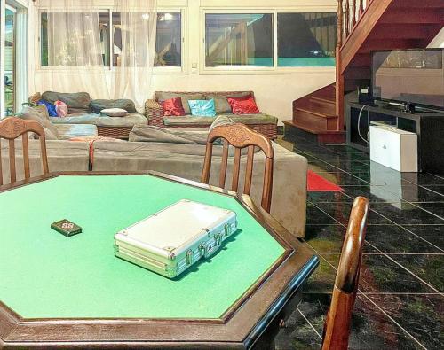 a living room with a table with a suitcase on it at Villa exceptionnelle à La Possession avec vue sur la mer in La Possession
