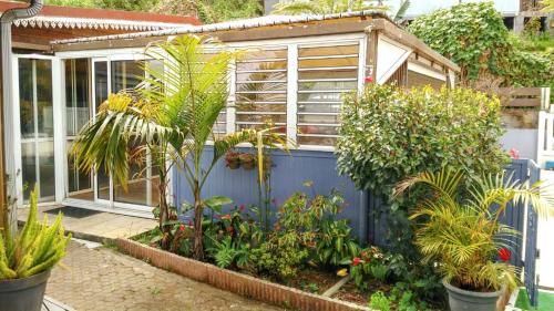 a small house with plants in front of it at Villa exceptionnelle à La Possession avec vue sur la mer in La Possession