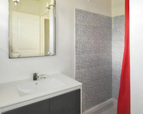 un bagno con lavandino e doccia di Bungalow charmant au Robert + piscine a Le Robert