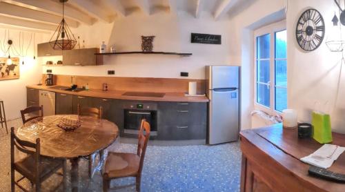 une cuisine avec une table et un réfrigérateur dans l'établissement Maison de charme avec jardin aux Trois-Moutiers, 116 m², 6 pers., à Les-Trois-Moutiers