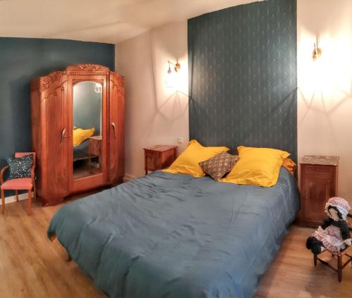 a bedroom with a large bed and a mirror at Maison de charme avec jardin aux Trois-Moutiers, 116 m², 6 pers. in Les-Trois-Moutiers