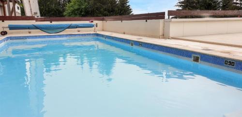 Bazén v ubytování Appartement spacieux à Allevard - 68 m² avec vue montagne nebo v jeho okolí