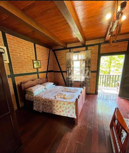 a bedroom with two beds in a room at Paraíso Enxaimel Mundo Antigo in Pomerode