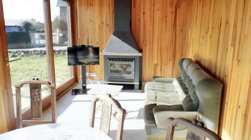 Μια τηλεόραση ή/και κέντρο ψυχαγωγίας στο Chalet chaleureux à Darazac avec jardin de 60 m²