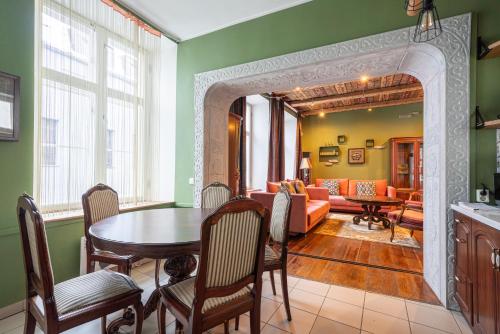 タリンにあるOld Town - Dunkri Apartmentのテーブルのあるダイニングルームとリビングルーム