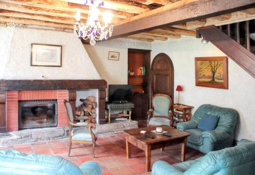 Ein Sitzbereich in der Unterkunft Maison familiale chaleureuse à Augirein avec grand jardin.