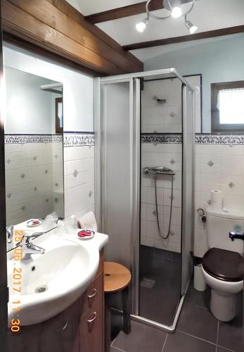Koupelna v ubytování Comfortable apartment in Ardanué - 55 m² - Parking available