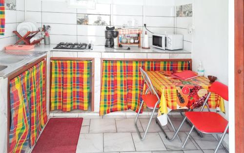 Η κουζίνα ή μικρή κουζίνα στο Maison intime avec jardin à Capesterre