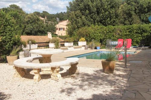 Photo de la galerie de l'établissement Appartement confortable à Saint-Raphaël 50 m² avec piscine partagée, à Saint-Raphaël