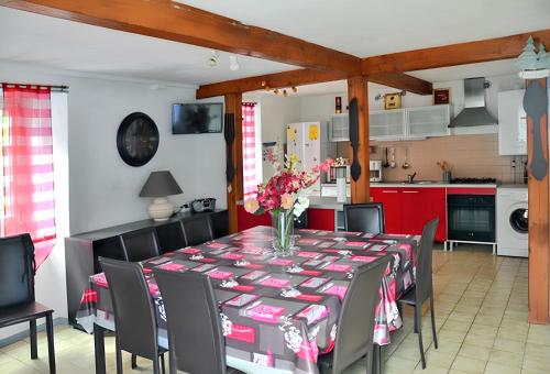 une salle à manger avec une table et une cuisine dans l'établissement Maison confortable proche des pistes à Sainte-Marie de Campan, à Sainte-Marie-de-Campan