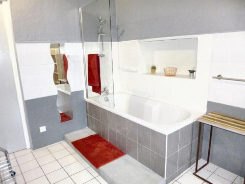une salle de bain avec baignoire et douche dans l'établissement Maison cosy à Cardet avec piscine, à Cardet