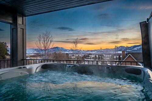 una vasca idromassaggio con vista sulle montagne di Eden Empire with Hot Tub and Game Room Wkly Disc a Eden