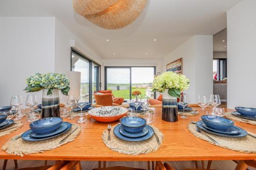 d'une salle à manger avec une table et des plats bleus. dans l'établissement La Vigie, maison face à la Canche, à Étaples