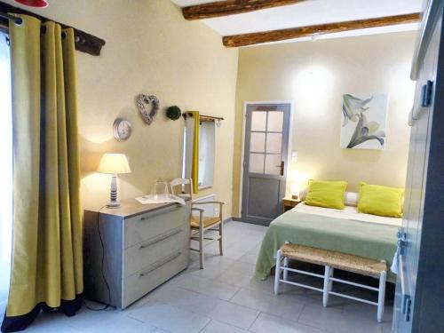 une chambre avec un lit, un lavabo et un miroir dans l'établissement Maison charmante à Cardet avec piscine partagée, à Cardet