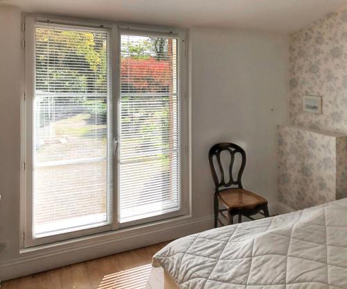 Ένα ή περισσότερα κρεβάτια σε δωμάτιο στο Appartement confortable au cœur du Pian-Médoc avec jardin