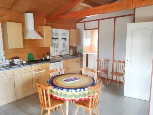- une cuisine avec une table et un gâteau dans l'établissement Chalet confortable à Presles-et-Boves - 40 m² avec jardin, à Presles-et-Boves