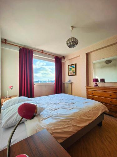 une chambre avec un grand lit et une fenêtre dans l'établissement La Marina face mer, à Le Touquet-Paris-Plage