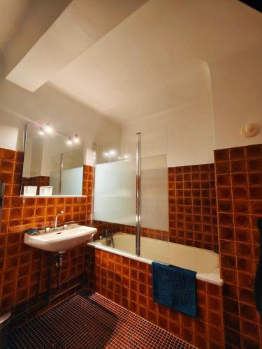 une salle de bain avec un lavabo et une baignoire dans l'établissement La Marina face mer, à Le Touquet-Paris-Plage