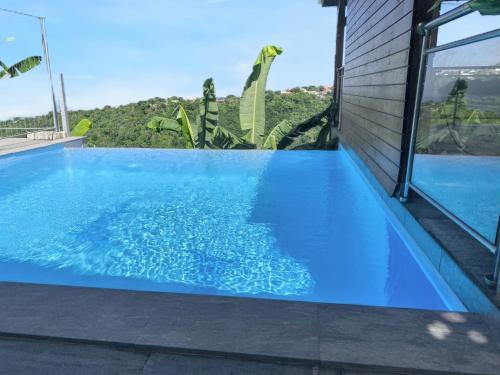 Bazén v ubytování Charmant Bungalow avec vue sur la mer à Marigot, 60 m², piscine. nebo v jeho okolí