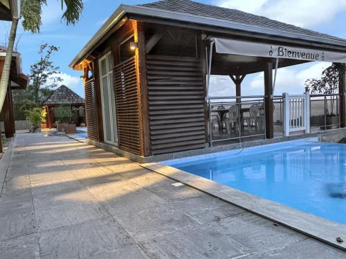 Bazén v ubytování Charmant Bungalow avec vue sur la mer à Marigot, 60 m², piscine. nebo v jeho okolí