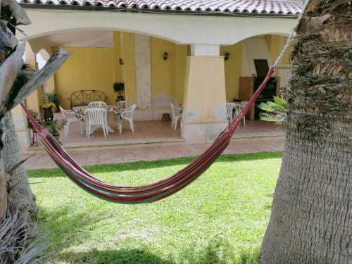 a hammock in the yard of a house at Villa Gabry in Floridia