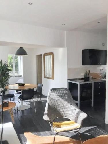 un salon avec une table et des chaises dans l'établissement Appartement moderne à Granville - 55 m² - Vue sur mer, à Granville