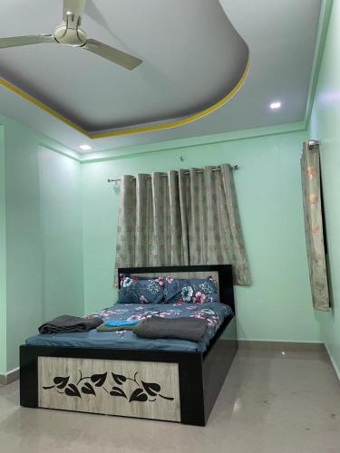 Self Check In 3BHK Houseにあるベッド