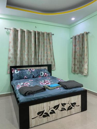ナーグプルにあるSelf Check In 3BHK Houseのベッドルーム1室(青いシーツと花のベッド付)