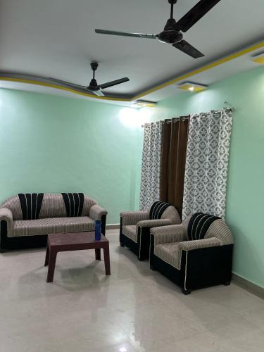 Self Check In 3BHK Houseにあるシーティングエリア