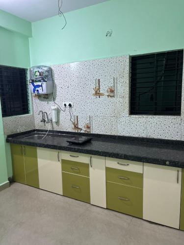 ナーグプルにあるSelf Check In 3BHK Houseのシンクとカウンタートップのあるキッチン