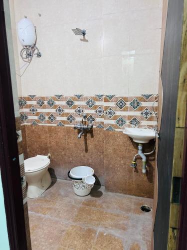 ナーグプルにあるSelf Check In 3BHK Houseのトイレと洗面台付きのバスルーム